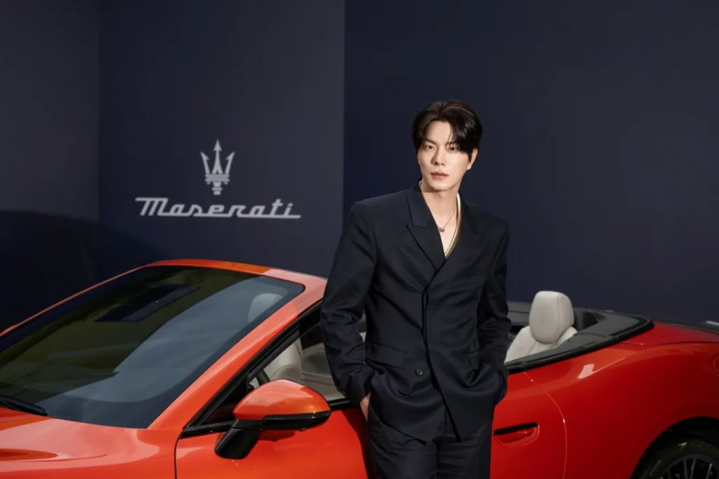 사진자료3 마세라티 럭셔리 SUV 그레칼레 홍보대사로서 행사에 참석한 배우 홍종현 https://mobilityground.com/wp-content/uploads/2026/04/사진자료1-라-돈나-마세라티-행사장에-전시된-럭셔리-SUV-그레칼레와-이탈리안-컨버터블-그란카브리오.webp