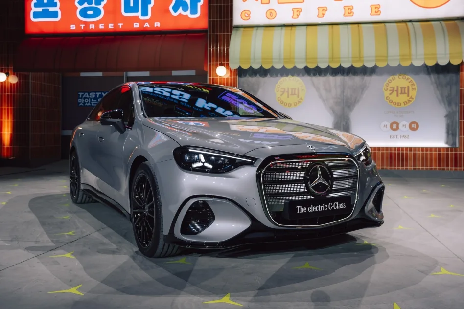 26C0138 009 https://mobilityground.com/wp-content/uploads/2026/04/사진-1-디-올-뉴-일렉트릭-C-클래스-월드-프리미어-현장-이미지.webp