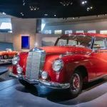메르세데스-벤츠 박물관 전시 벤츠 300, Luxury in brilliant red: The Mercedes-Benz 300 “Adenauer” at the Mercedes-Benz Museum