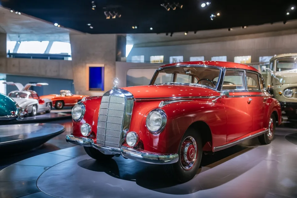 메르세데스-벤츠 박물관 전시 벤츠 300, Luxury in brilliant red: The Mercedes-Benz 300 “Adenauer” at the Mercedes-Benz Museum