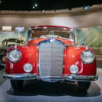 메르세데스-벤츠 박물관 전시 벤츠 300, Luxury in brilliant red: The Mercedes-Benz 300 “Adenauer” at the Mercedes-Benz Museum