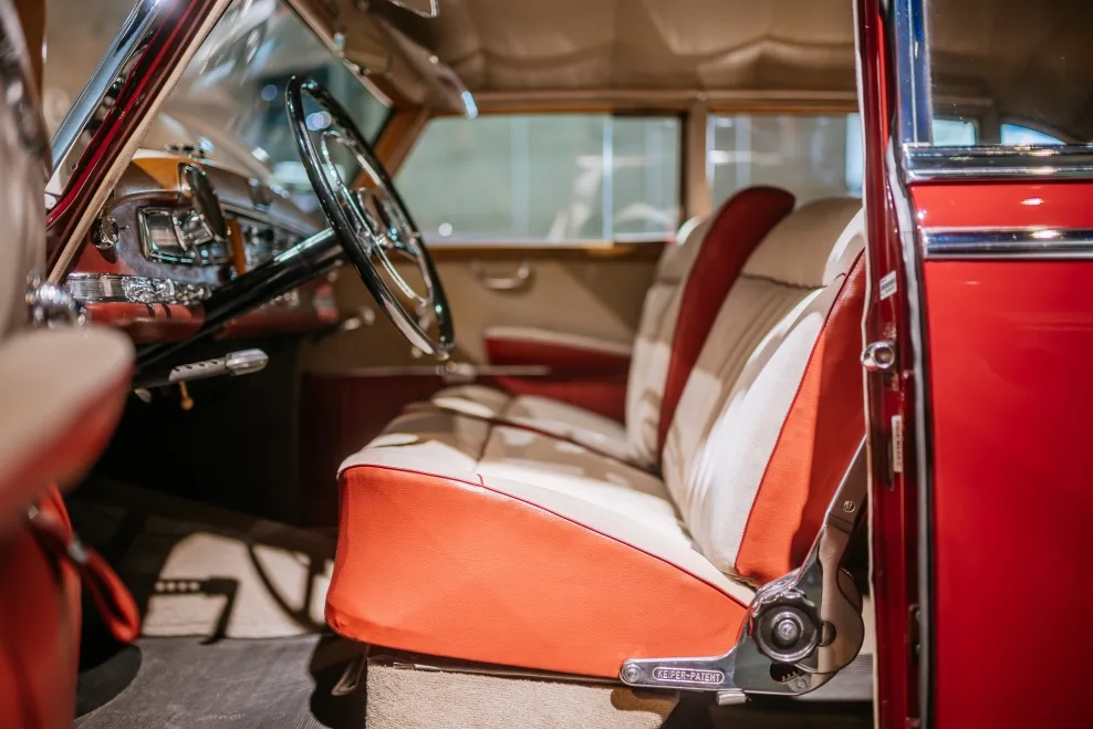 메르세데스-벤츠 박물관 전시 벤츠 300, Luxury in brilliant red: The Mercedes-Benz 300 “Adenauer” at the Mercedes-Benz Museum