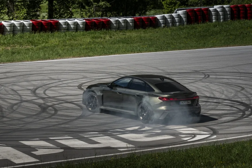 아우디 RS 5, The new Audi RS 5: cross-site engine development