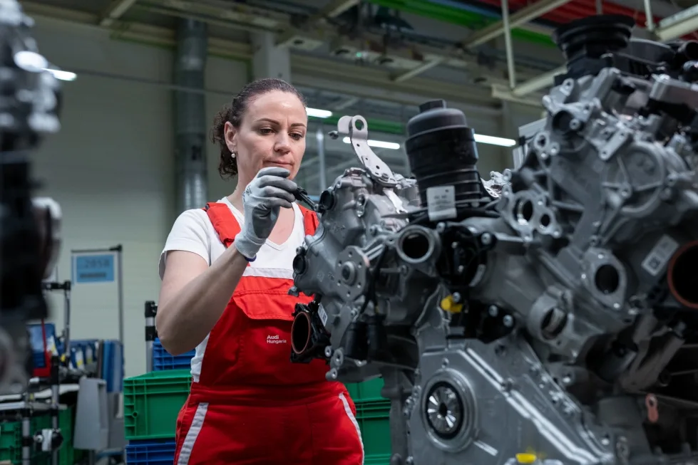 아우디 RS 5, The new Audi RS 5: cross-site engine development