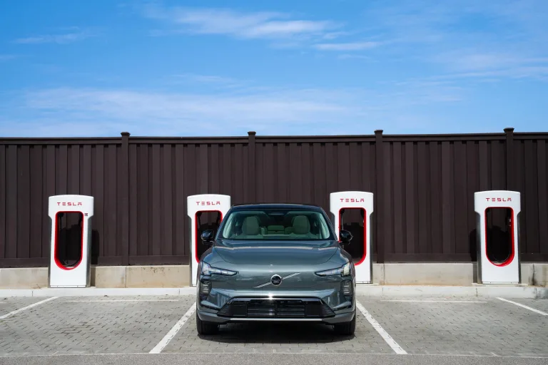 볼보 전기차, 테슬라 슈퍼차저 사용 가능, Fast charging gets even easier for all-electric Volvo drivers