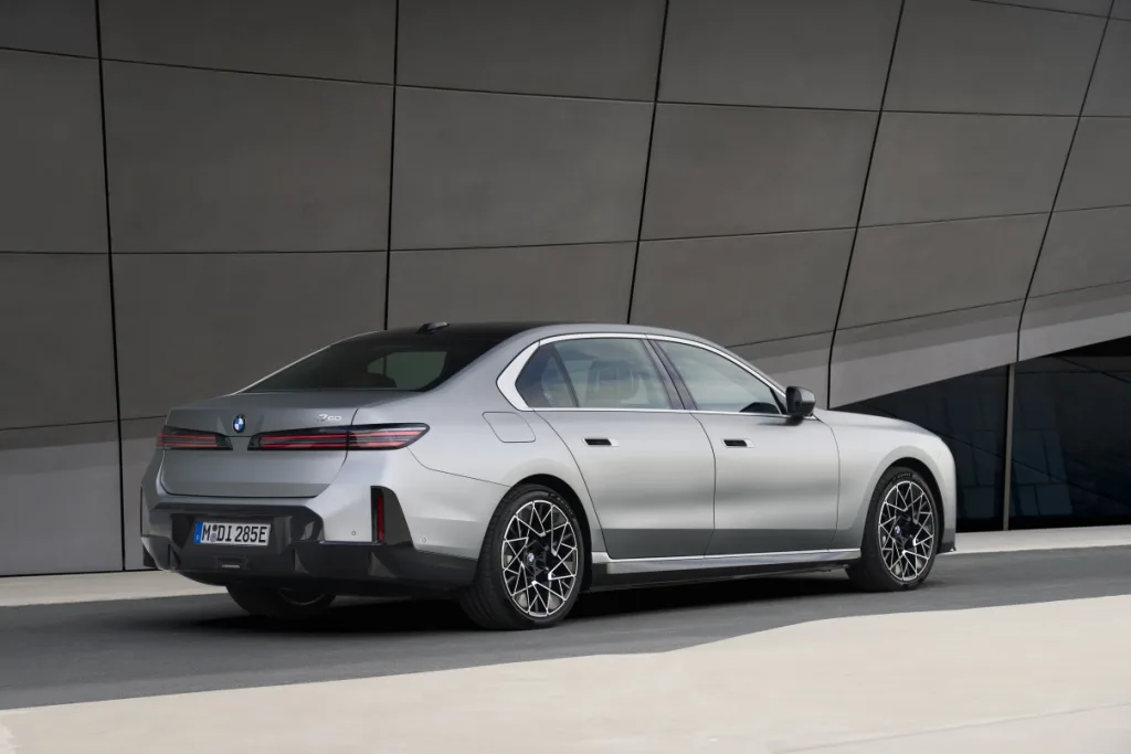 P90636161 highRes bmw i7 60 xdrive 04 https://mobilityground.com/wp-content/uploads/2026/05/P90636084_highRes_bmw-740-xdrive-04-20.webp