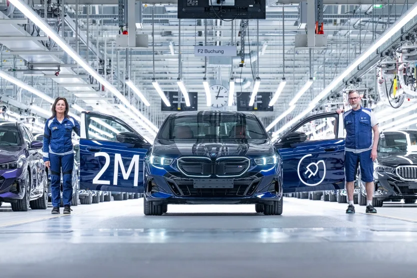 200만 번째 전기차가 탄자니트 블루 BMW i5였다, 딩골핑 공장이 써낸 역사적인 순간 1 P90639533 highRes https://mobilityground.com/wp-content/uploads/2026/05/P90639533-highRes.webp