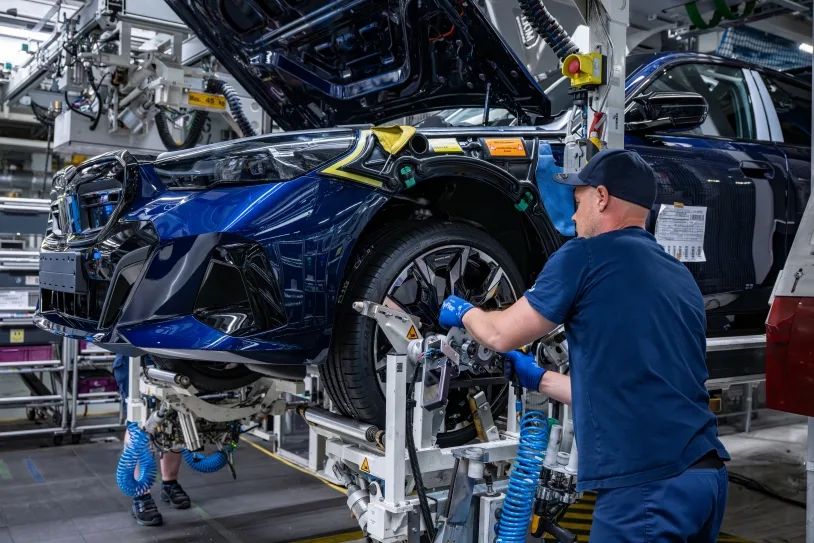 200만 번째 전기차가 탄자니트 블루 BMW i5였다, 딩골핑 공장이 써낸 역사적인 순간 3 P90639537 highRes https://mobilityground.com/wp-content/uploads/2026/05/P90639533-highRes.webp