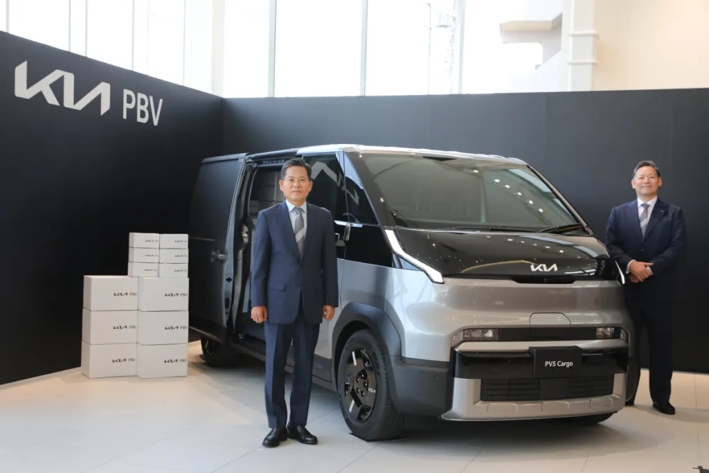 "2026 세계 올해의 밴·왓 카 3관왕" 기아 PV5, 일본 시장 진출 2 사진2 기아 PV5 일본 시장 출시 https://mobilityground.com/wp-content/uploads/2026/05/사진1-기아-PV5-일본-시장-출시.webp