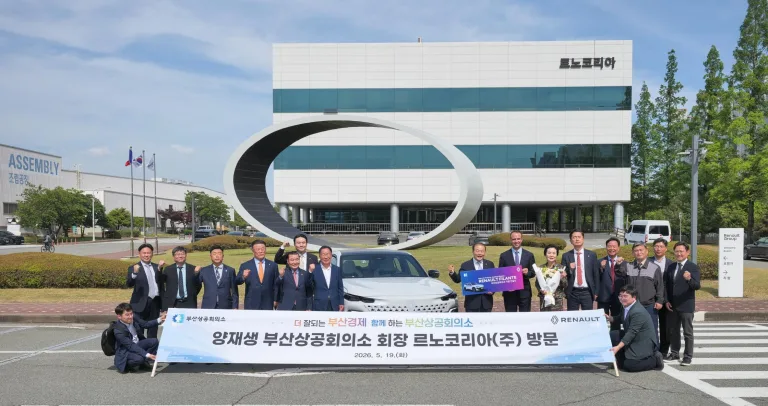 르노코리아-부산상의 부산지역 경제 활성화를 위한 판매 증대 캠페인 업무협약식 기념사진