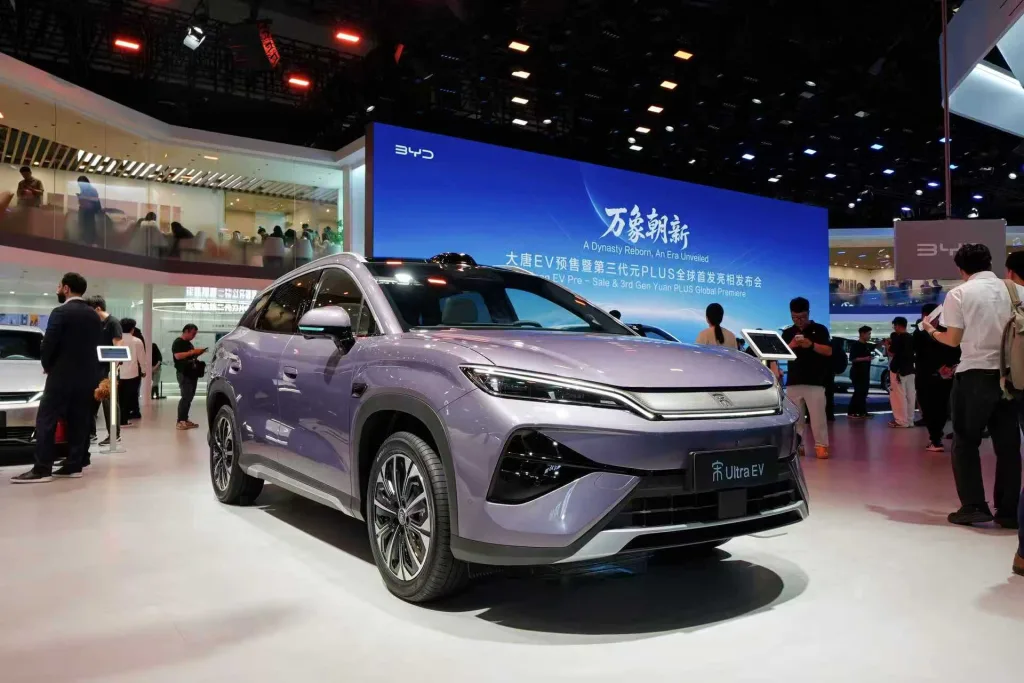 사진자료 베이징 모터쇼 BYD 왕조 송 Ultra EV https://mobilityground.com/wp-content/uploads/2026/05/사진자료-베이징-모터쇼-_-BYD-왕조-3세대-위안-PLUS-마이리틀포니-협업-튜닝카.webp