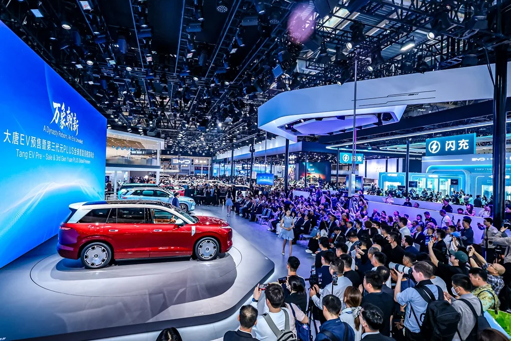 사진자료 베이징 모터쇼 BYD 왕조 시리즈 부스 전경 https://mobilityground.com/wp-content/uploads/2026/05/사진자료-베이징-모터쇼-_-BYD-왕조-3세대-위안-PLUS-마이리틀포니-협업-튜닝카.webp