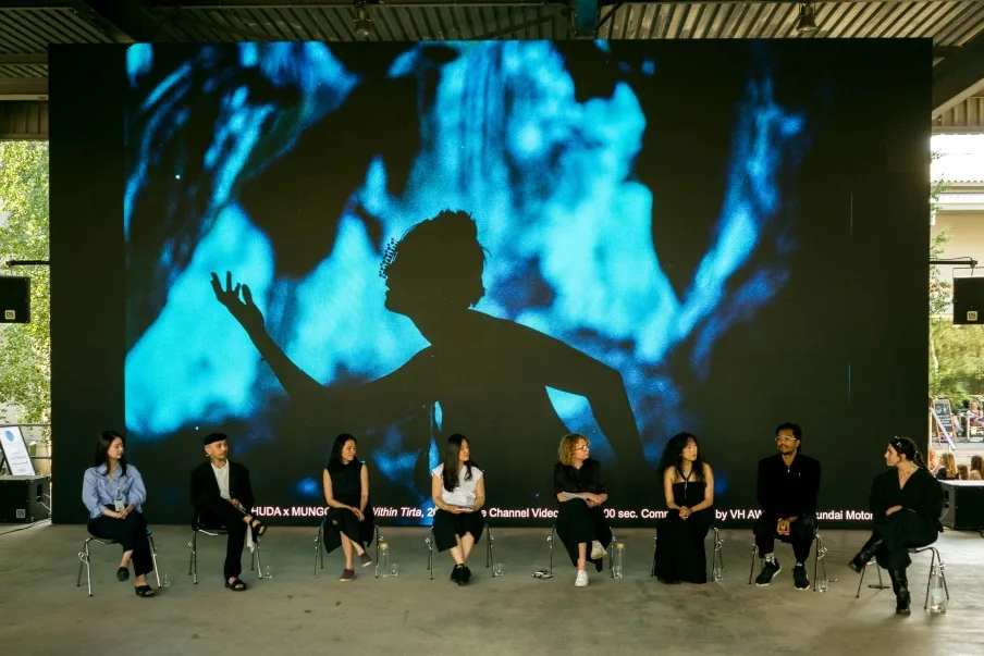 현대자동차그룹, 제7회 VH 어워드 5월 26일~7월 21일 공모 진행 4 제6회 VH 어워드 하우스오브일렉트로닉아트House of Electronic Arts 프리미어 스크리닝 전시 전경 하우스오브일렉트로닉아트 제공. 사진 Franz Wamhof https://mobilityground.com/wp-content/uploads/2026/05/260526-사진1현대자동차그룹-미디어-아트-공모전-제7회-VH-어워드-개최.webp