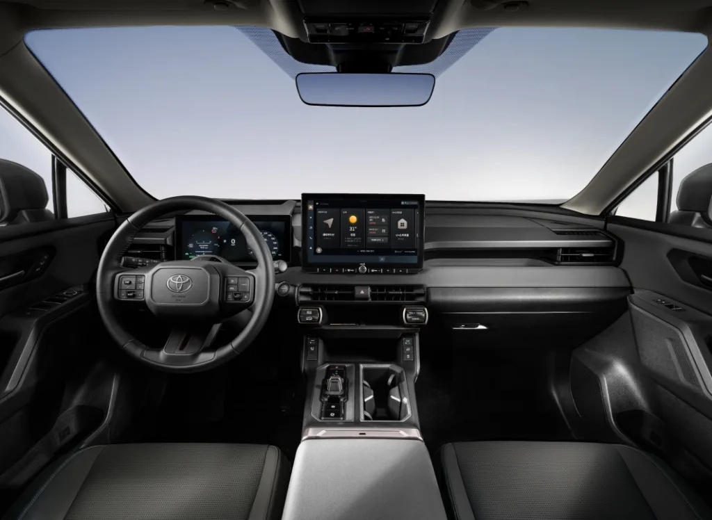 4,927만원부터 시작한다, 올 뉴 RAV4가 던진 가격표 4 02 올 뉴 RAV4 PHEV XSE 인테리어 https://mobilityground.com/wp-content/uploads/2026/06/토요타-올-뉴-RAV4-현장-전시-차량_01-scaled.webp