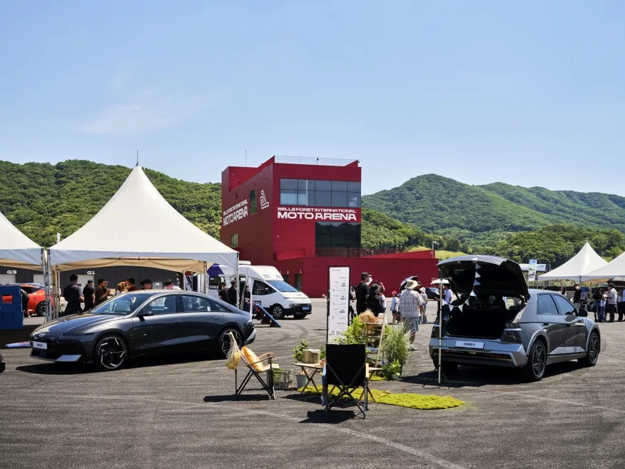전기차 오너 500명이 모였다, 현대차가 만든 EV 테마파크 'EV'er-land 2026' 개최 1 260615 사진2 현대자동차 오프라인 전기차 체험 행사 EVer land 2026 개최 https://mobilityground.com/wp-content/uploads/2026/06/260615-사진2-현대자동차-오프라인-전기차-체험-행사-EVer-land-2026-개최.webp