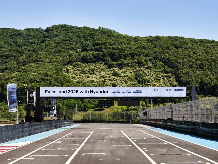 전기차 오너 500명이 모였다, 현대차가 만든 EV 테마파크 'EV'er-land 2026' 개최 3 260615 사진3 현대자동차 오프라인 전기차 체험 행사 EVer land 2026 개최 https://mobilityground.com/wp-content/uploads/2026/06/260615-사진2-현대자동차-오프라인-전기차-체험-행사-EVer-land-2026-개최.webp