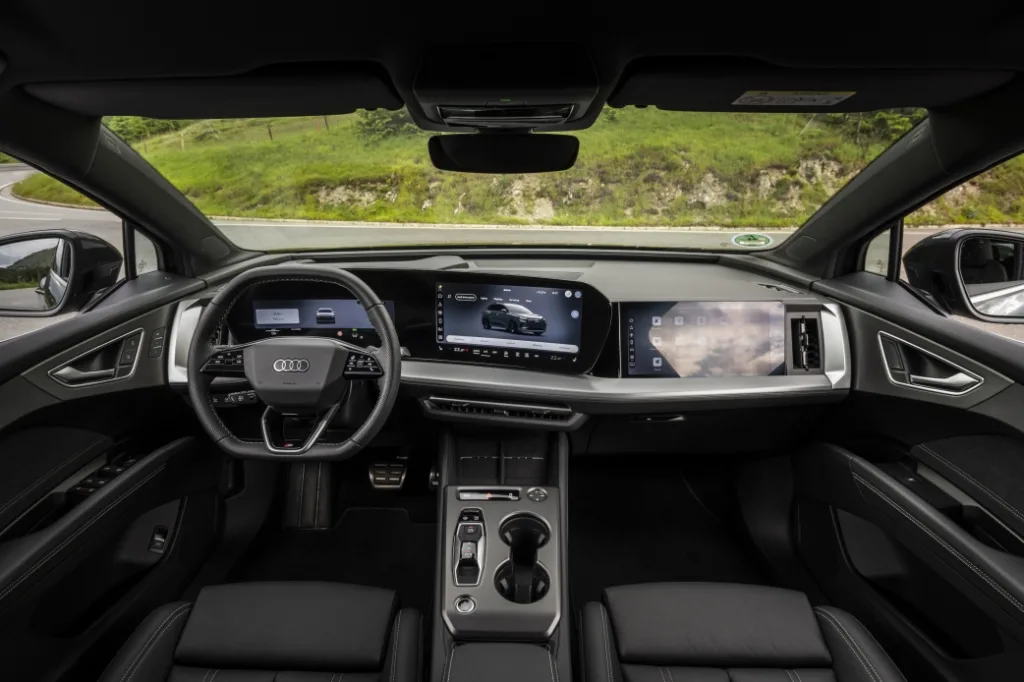 아우디 Q4 e-트론, The right car for any situation: the Audi Q4 e-tron takes to the streets