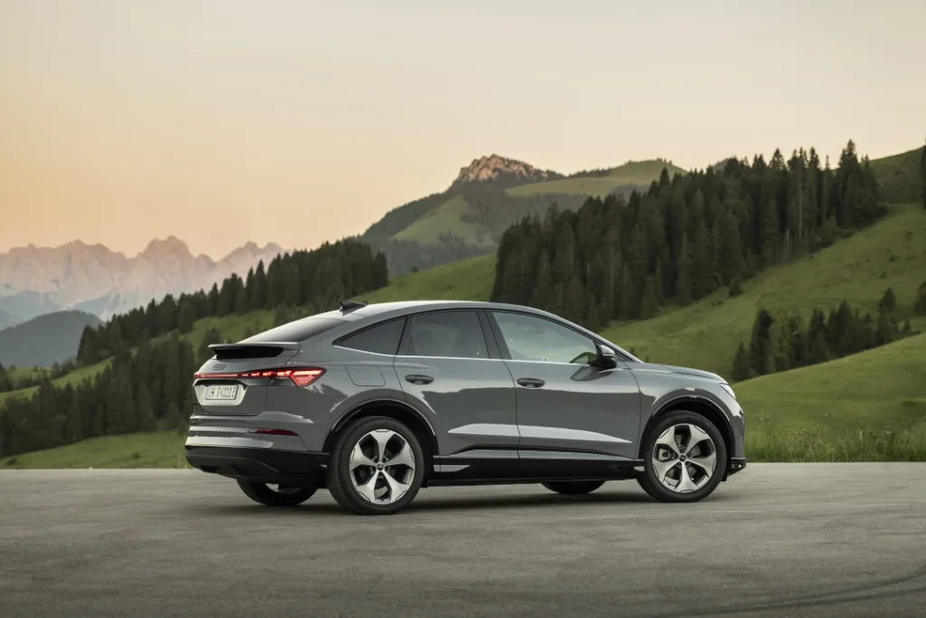 아우디 Q4 e-트론, The right car for any situation: the Audi Q4 e-tron takes to the streets