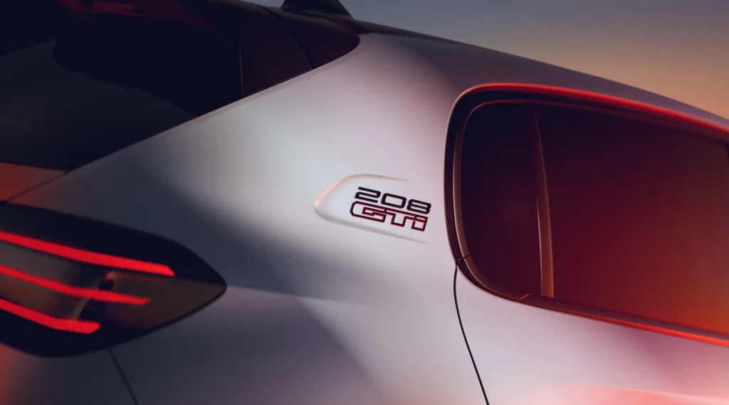 푸조가 만든 첫 100% 전기 GTi가 나왔다, 푸조 E-208 GTi 0→100 5.5초의 충격적인 실력 9 DE01 208 GTI BADGE SIDE https://mobilityground.com/wp-content/uploads/2026/06/DY02_208-GTI_3-4_FRONT.webp