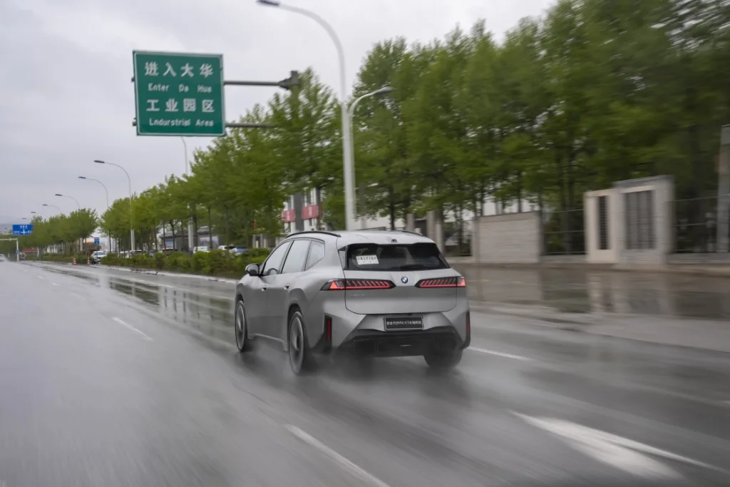 배터리 잔량 2% 남기고 완주한 BMW iX3, 800km 진짜 달렸다 4 P90644030 highRes https://mobilityground.com/wp-content/uploads/2026/06/P90643999-highRes.webp