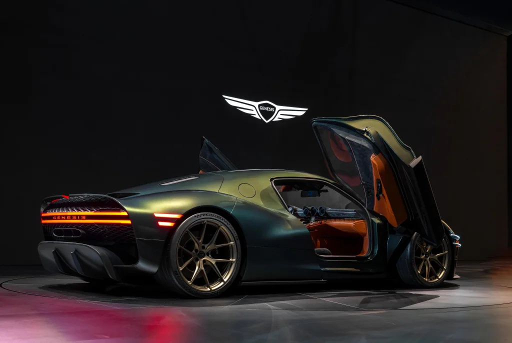 사진3 부산모빌리티쇼 제네시스 부스에 전시된 마그마 GT 콘셉트 https://mobilityground.com/wp-content/uploads/2026/06/사진1-부산모빌리티쇼-제네시스-부스에-마그마-GT-콘셉트왼쪽와-GMR-001-하이퍼카-디자인-모델오른쪽이-전시된-모습-scaled.webp