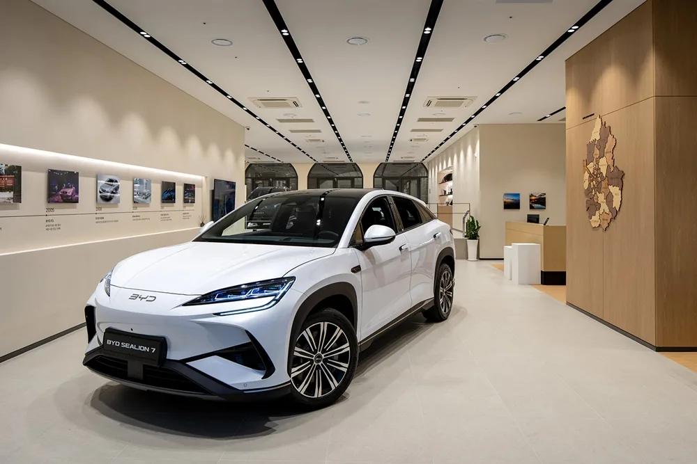 사진자료 BYD Auto 남양주 전시장 내부 씨라이언 7 https://mobilityground.com/wp-content/uploads/2026/06/사진자료-BYD-Auto-남양주-전시장-외관-_-씨라이언-7.webp