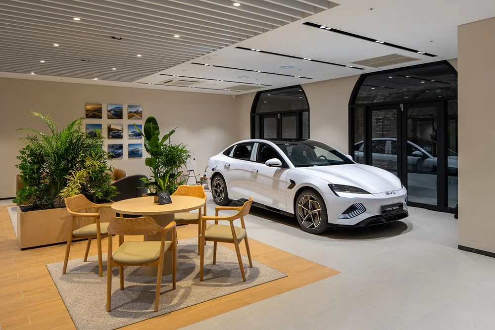 사진자료 BYD Auto 남양주 전시장 내부 씰 https://mobilityground.com/wp-content/uploads/2026/06/사진자료-BYD-Auto-남양주-전시장-외관-_-씨라이언-7.webp