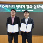 [참고사진] LG에너지솔루션 대전기술연구원에서 열린 ‘K-배터리 생태계 강화 업무협약(MOU)’ 체결식에서 협약서를 들고 기념촬영을 하고 있다.