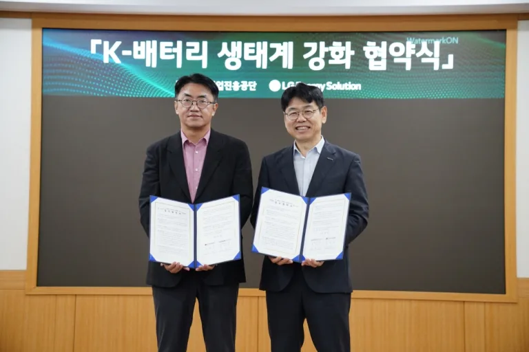 [참고사진] LG에너지솔루션 대전기술연구원에서 열린 ‘K-배터리 생태계 강화 업무협약(MOU)’ 체결식에서 협약서를 들고 기념촬영을 하고 있다.