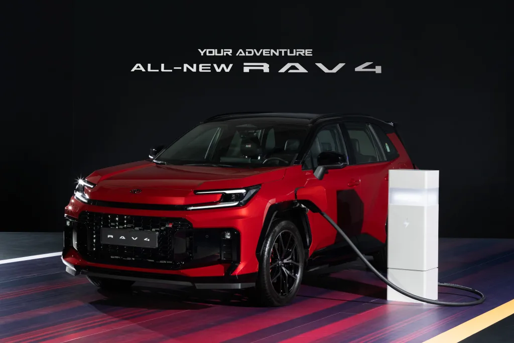 4,927만원부터 시작한다, 올 뉴 RAV4가 던진 가격표 2 토요타 올 뉴 RAV4 현장 전시 차량 02 https://mobilityground.com/wp-content/uploads/2026/06/토요타-올-뉴-RAV4-현장-전시-차량_01-scaled.webp