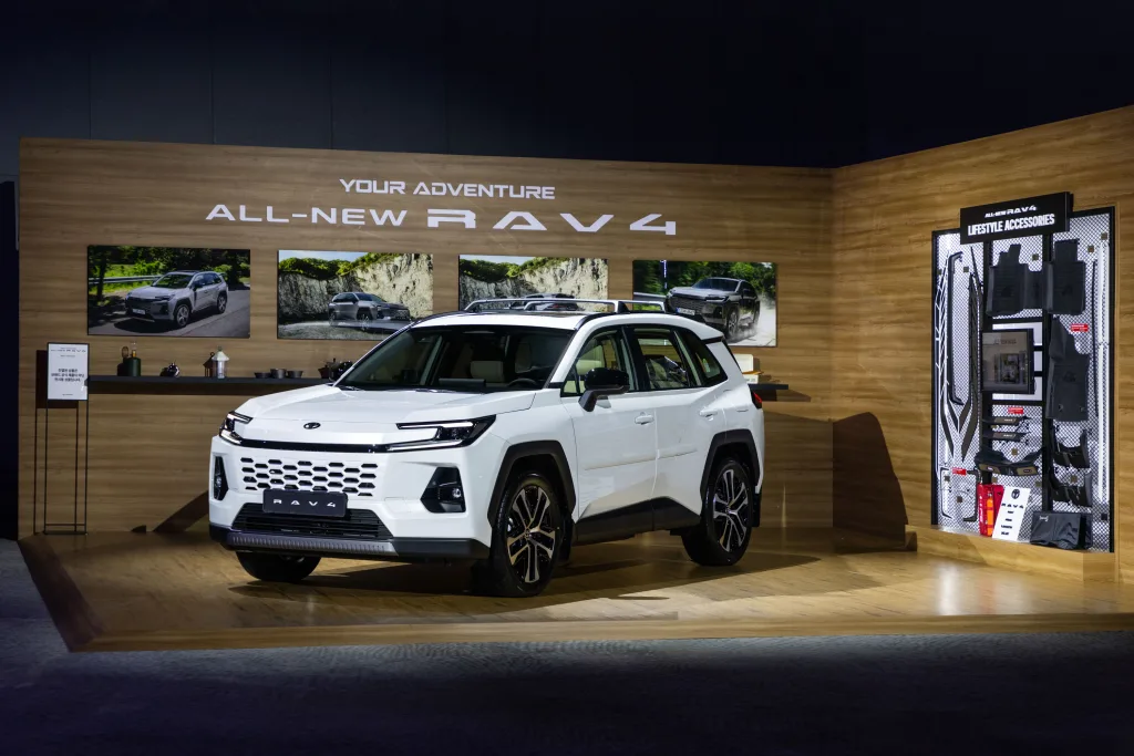 4,927만원부터 시작한다, 올 뉴 RAV4가 던진 가격표 3 토요타 올 뉴 RAV4 현장 전시 차량 03 https://mobilityground.com/wp-content/uploads/2026/06/토요타-올-뉴-RAV4-현장-전시-차량_01-scaled.webp
