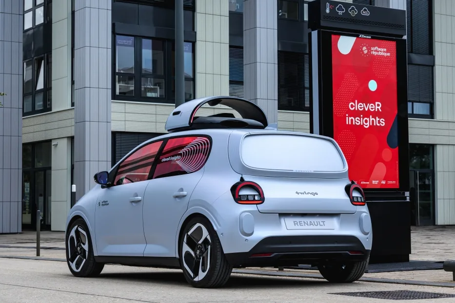 르노 트윙고, 3.79m 전기차가 도시 감시 장비로 변신했다 2 005 Twingo SWR Statique©ThomasCortesi 8 https://mobilityground.com/wp-content/uploads/2026/07/001_Twingo-SWR_Statique©ThomasCortesi-9.webp