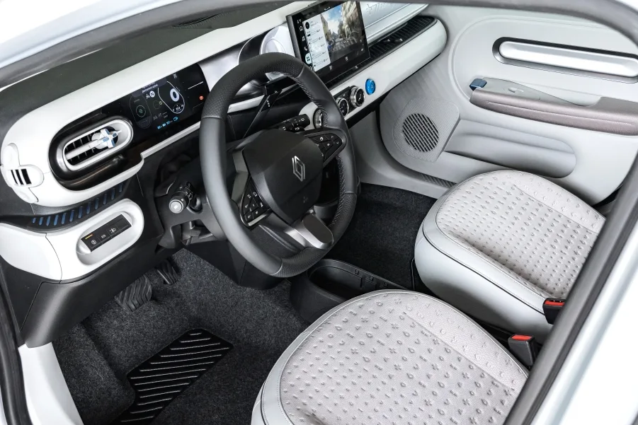 르노 트윙고, 3.79m 전기차가 도시 감시 장비로 변신했다 5 048 Twingo SWR Interieur©ThomasCortesi 3 https://mobilityground.com/wp-content/uploads/2026/07/001_Twingo-SWR_Statique©ThomasCortesi-9.webp