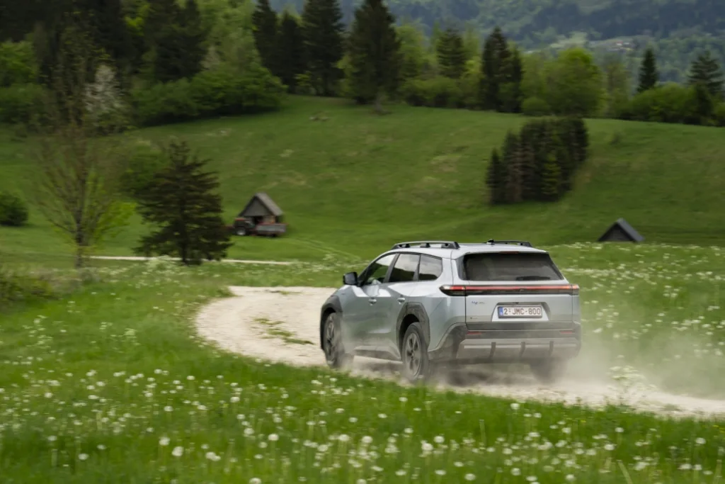 토요타 bZ4X 투어링 주행거리는 최대 591km, 더 편하게 타는 전기 10 1920 2026 toyotabz4xtouring fwd icesilvermetallic dynamic 023 https://mobilityground.com/wp-content/uploads/2026/07/1920_2026_toyotabz4xtouring_fwd_icesilvermetallic_dynamic_004.webp