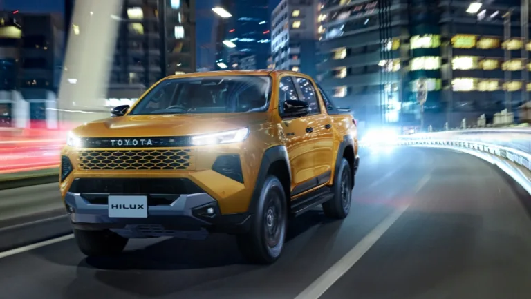 토요타 하이럭스, Toyota Launches New Hilux in Japan