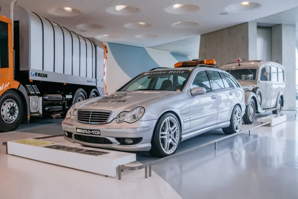 Mercedes-Benz Museum Exhibit Marks 30 Years of AMG's F1 Medical Car 2 메르세데스-벤츠 박물관, F1 메디컬카 메르세데스-벤츠 C 32 AMG, When every second counts: Mercedes-Benz C 32 AMG Official FIA F1® Medical Car