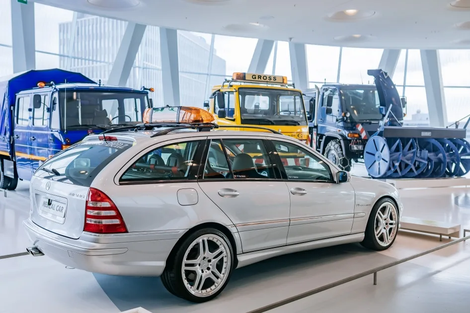 메르세데스-벤츠 박물관, F1 메디컬카 메르세데스-벤츠 C 32 AMG 3 26c0078 002 https://mobilityground.com/wp-content/uploads/2026/07/26c0078_001.webp