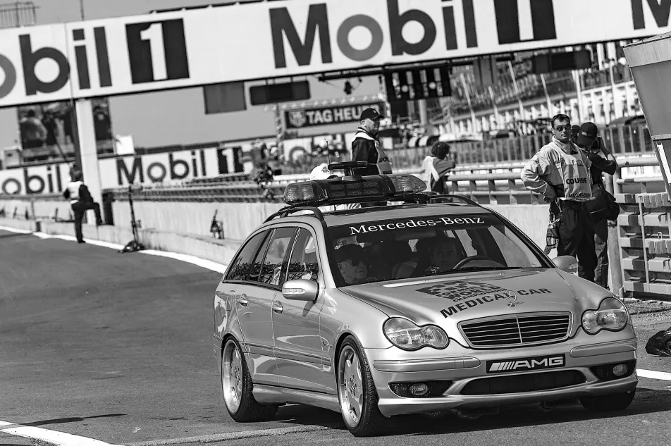 Mercedes-Benz Museum Exhibit Marks 30 Years of AMG's F1 Medical Car 1 메르세데스-벤츠 박물관, F1 메디컬카 메르세데스-벤츠 C 32 AMG, When every second counts: Mercedes-Benz C 32 AMG Official FIA F1® Medical Car