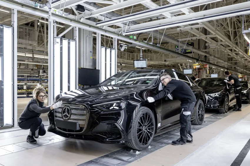 Mercedes-Benz Starts Electric C-Class Production at Kecskemét 3 메르세데스-벤츠, 신형 일렉트릭 C-클래스, 케치케메트에서 생산 시작, Mercedes-Benz is expanding its Kecskemét plant in Hungary and starting production of the new electric C-Class
