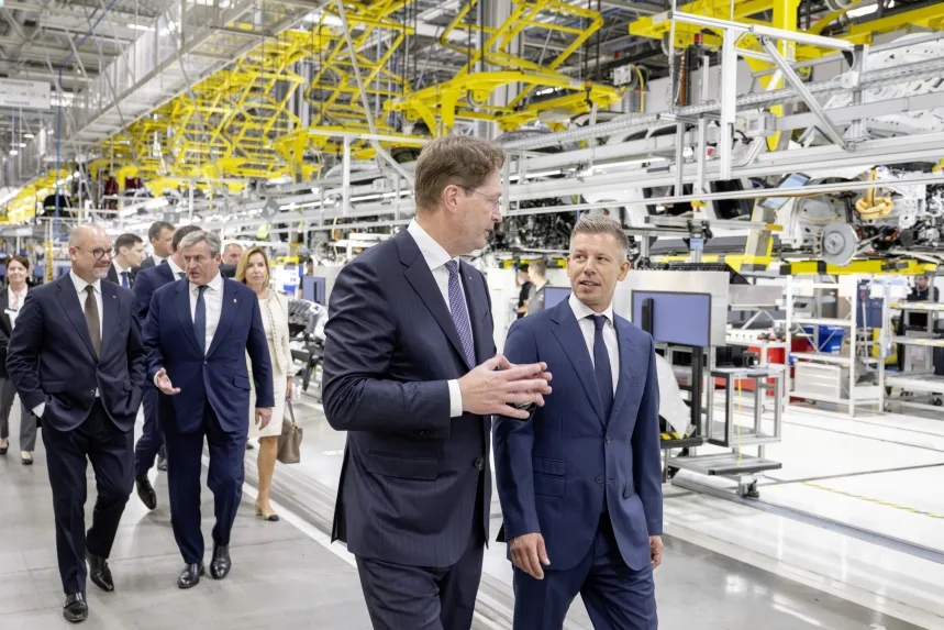 Mercedes-Benz Starts Electric C-Class Production at Kecskemét 1 메르세데스-벤츠, 신형 일렉트릭 C-클래스, 케치케메트에서 생산 시작, Mercedes-Benz is expanding its Kecskemét plant in Hungary and starting production of the new electric C-Class