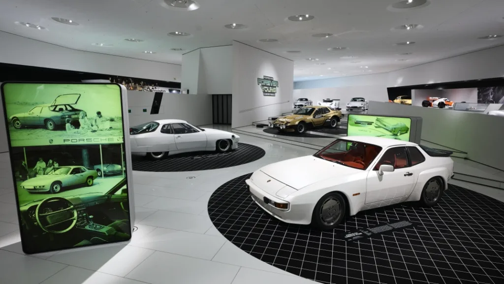 포르쉐가 40만 대의 시대를 기념한다, 트랜스액슬 50주년의 정체 3 3 porsche 924 record car and 924 Carrera GT prototype https://mobilityground.com/wp-content/uploads/2026/07/1-Porsche-honours-50-years-of-Transaxle.webp
