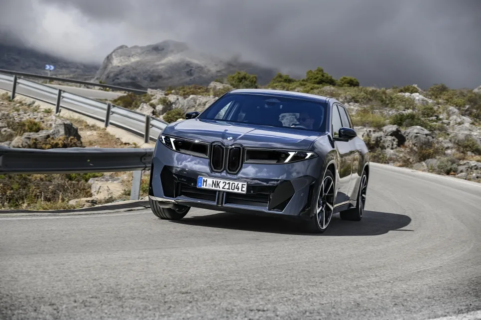 P90626734 highRes the new bmw ix3 50 https://mobilityground.com/wp-content/uploads/2026/07/P90615638_highRes_the-new-bmw-ix3-50-x.webp