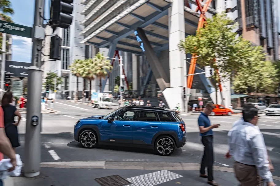 MINI 에이스맨 SE 시드니 드라이브, 주행거리·성능 총정리 5 P90636893 highRes mini aceman se 05 20 https://mobilityground.com/wp-content/uploads/2026/07/P90636871_highRes_mini-aceman-se-05-20.webp