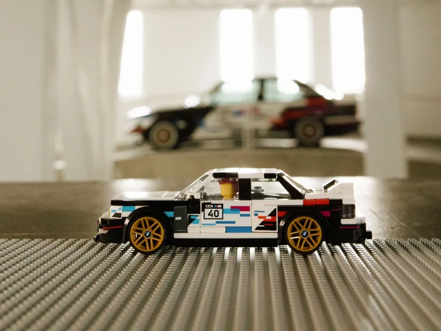 P90642085 highRes bmw m3 e30 lego spee https://mobilityground.com/wp-content/uploads/2026/07/P90642082_highRes_bmw-m3-e30-lego-spee.webp