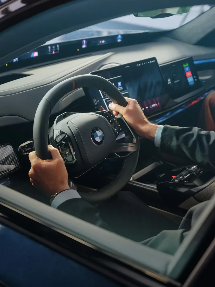 BMW Symbiotic Drive Lets Drivers Override Assistance Without Shutting It Off 2 BMW iX3·i7 주인공으로, BMW, 5편의 소셜미디어 혁신 필름 시리즈 공개, BMW innovation campaign enters its next round: Humorous videos showcase intelligent technologies in the BMW iX3 and BMW i7.