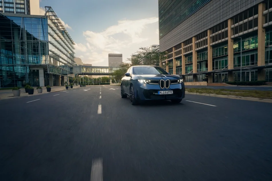 BMW Symbiotic Drive Lets Drivers Override Assistance Without Shutting It Off 1 BMW iX3·i7 주인공으로, BMW, 5편의 소셜미디어 혁신 필름 시리즈 공개, BMW innovation campaign enters its next round: Humorous videos showcase intelligent technologies in the BMW iX3 and BMW i7.
