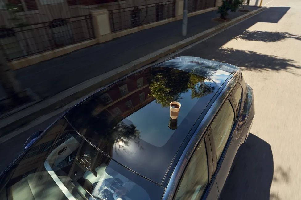 BMW Symbiotic Drive Lets Drivers Override Assistance Without Shutting It Off 3 BMW iX3·i7 주인공으로, BMW, 5편의 소셜미디어 혁신 필름 시리즈 공개, BMW innovation campaign enters its next round: Humorous videos showcase intelligent technologies in the BMW iX3 and BMW i7.