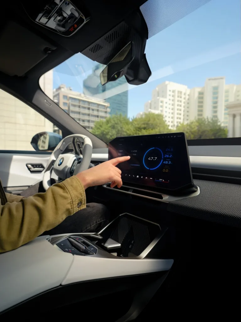 BMW iX3·i7 주인공으로, BMW, 5편의 소셜미디어 혁신 필름 시리즈 공개 5 P90644890 highRes bmw campaign for int https://mobilityground.com/wp-content/uploads/2026/07/P90644888_highRes_bmw-campaign-for-int.webp