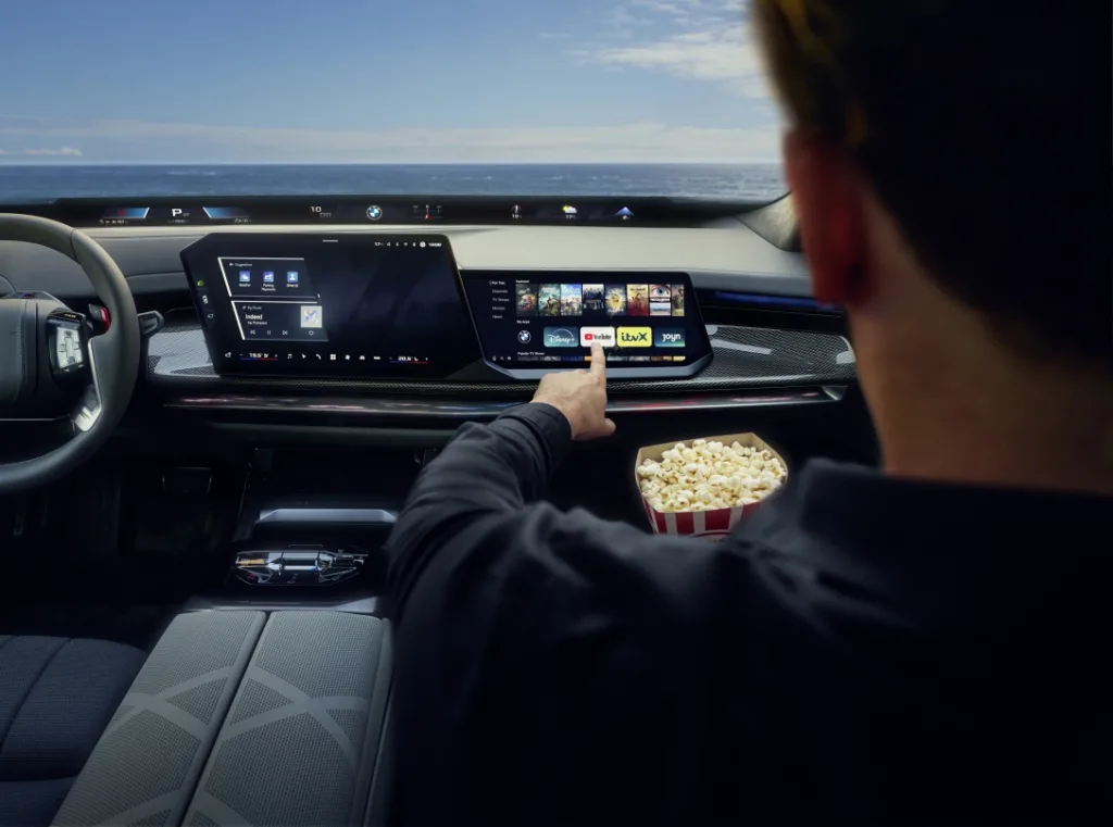 BMW iX3·i7 주인공으로, BMW, 5편의 소셜미디어 혁신 필름 시리즈 공개 7 P90644892 highRes bmw campaign for int https://mobilityground.com/wp-content/uploads/2026/07/P90644888_highRes_bmw-campaign-for-int.webp