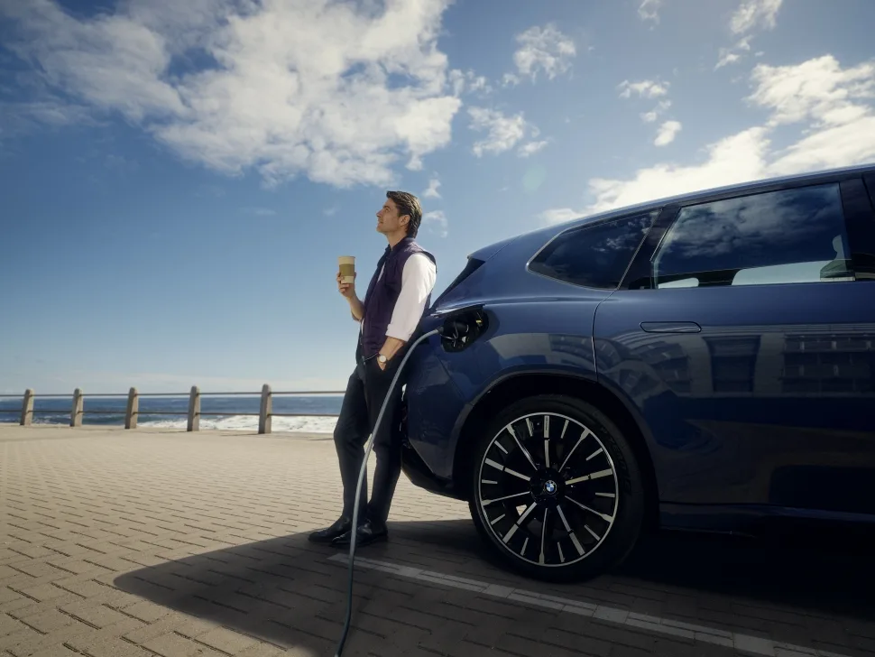BMW Symbiotic Drive Lets Drivers Override Assistance Without Shutting It Off 4 BMW iX3·i7 주인공으로, BMW, 5편의 소셜미디어 혁신 필름 시리즈 공개, BMW innovation campaign enters its next round: Humorous videos showcase intelligent technologies in the BMW iX3 and BMW i7.